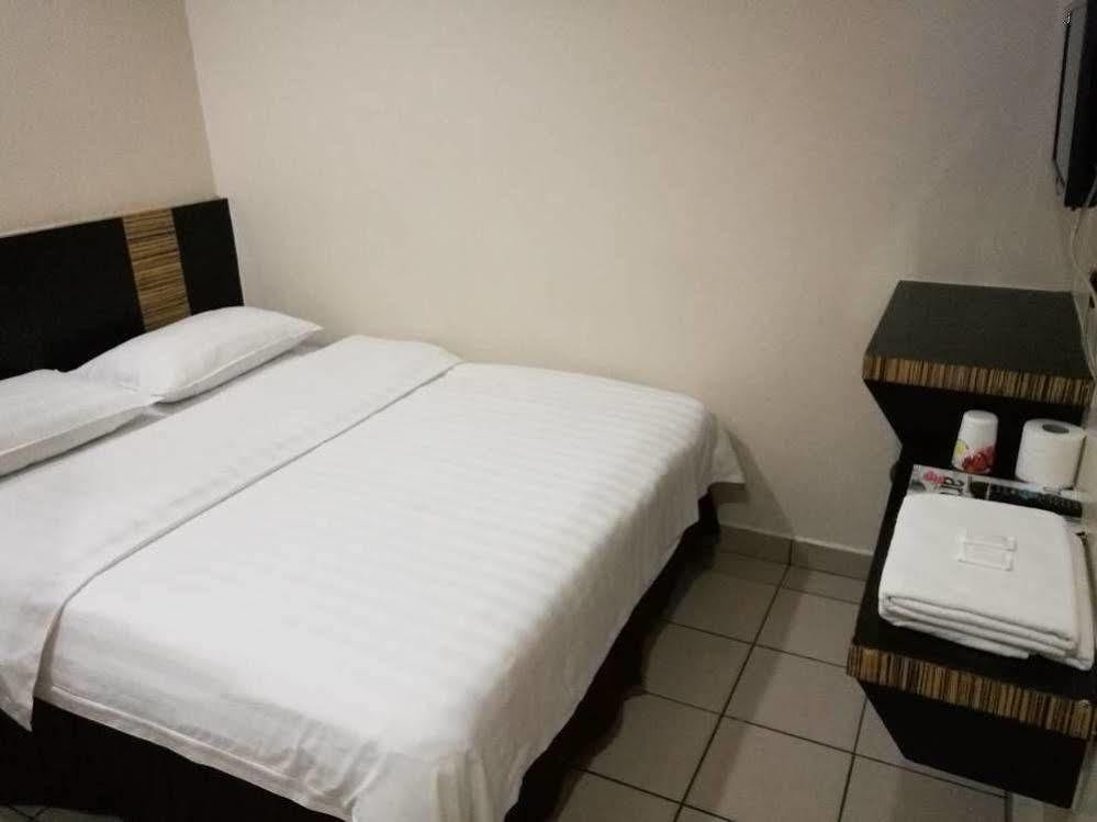 Hotel Traveller Kota Kinabalu Exterior foto